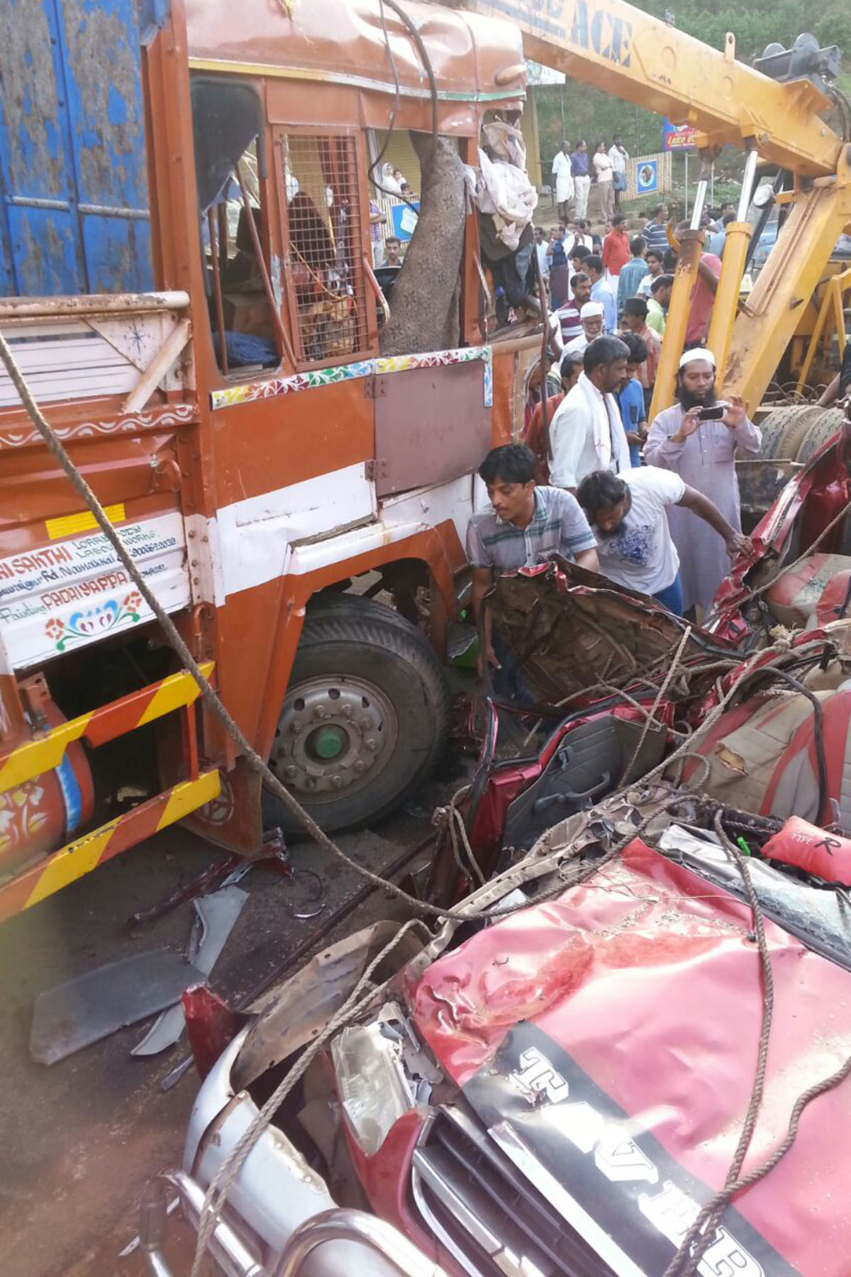 ಮೂವರು ಬಲಿ: ನಾಲ್ವರು ಗಂಭೀರ